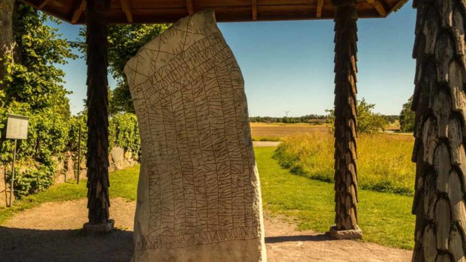 Bilden föreställer Rökstenen i Östergötland